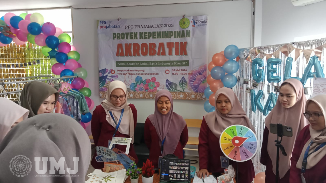 Mahasiswa PPG Prajabatan Prodi PGSD FIP UMJ saat menerangkan hasil karyanya bertajuk Aksi Kreatif Lokal Batik Indonesia Kreatif (AKROBATIK), di Perpustakaan Serpong, Tangeran Selatan, Rabu (22/5/2024).