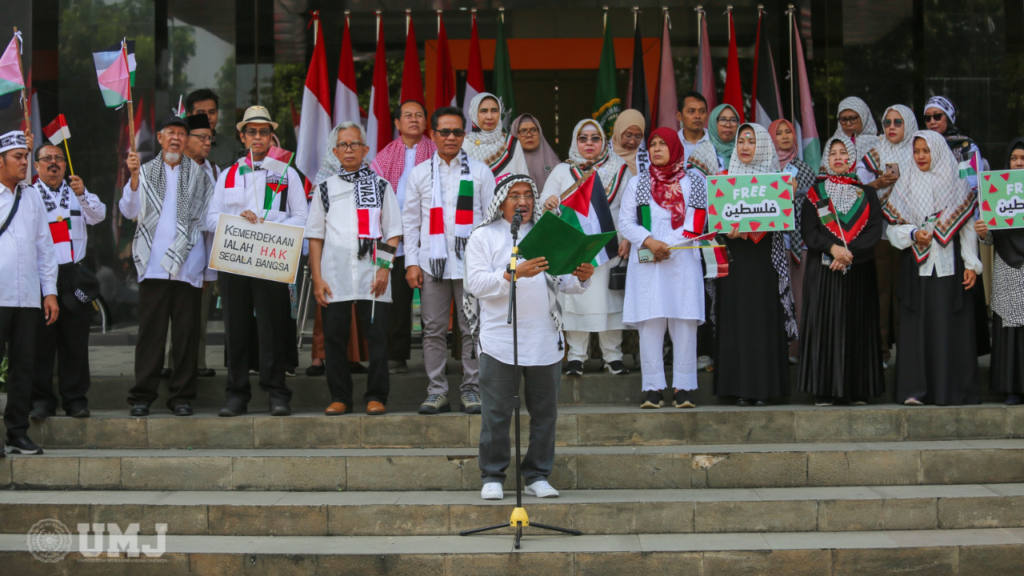Rektor UMJ Prof. Dr. Ma'mun Murod, M.Si., saat membacakan Dasasila FR-PTMA dalam Aksi Bela Palestina dan Kutuk Israel di Plaza UMJ, Selasa (07/05/2024). (Foto: KSU/M.H Fahmi)
