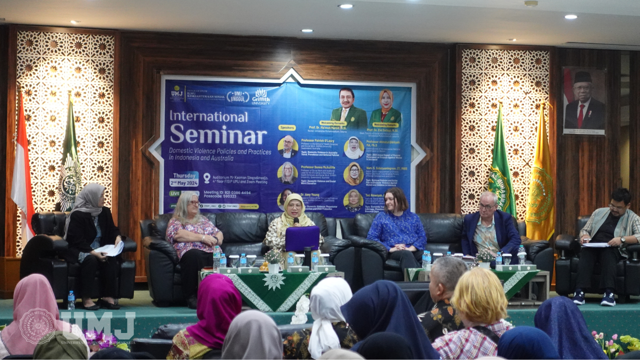 Kiri ke kanan: Tuti Alawiyah, MSSW., Ph.D. (Dosen FISIP UMJ dan Praktisi Pekerja Sosial), Professor Donna McAuliffe (Professor of Social Work and Academic Lead for the discipline in the School of Health Sciences Griffith University), Prof. Alimatul Qibtiyah, S.Ag. M.Si. MA, Ph.D. (Komisioner Komnas Perempuan), Dr. Amy Young (Research Fellow of the Disrupting Violence Beacon, Griffith University), Professor Patrick O'Leary (Professor in the School of Health Sciences and Social Work, Griffith University), dan Dr. Khaerul Umam Noer (Moderator) mengisi Seminar Internasional di Aula Kasman Singodimedjo FISIP UMJ, Kamis (02/05/2024). (Foto: KSU/Qithfirul Fahmi)