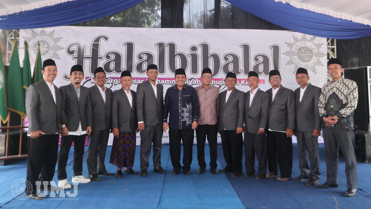Rektor UMJ Prof. Dr. Ma'mun Murod, M.Si saat berfoto bersama dengan pengurus PDM Kabupaten Kediri usai kegiatan Halal Bi Halal di Gedung Muhammadiyah Kediri, Minggu (5/5/2024) (Foto : Dok.Pribadi)