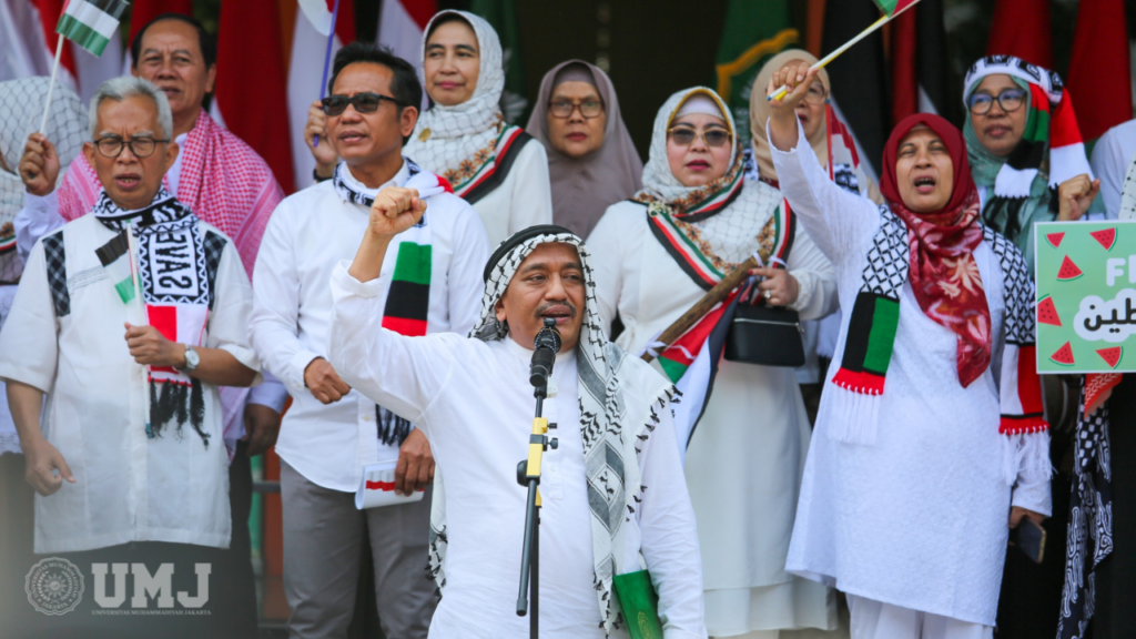 Rektor UMJ Prof. Dr. Ma'mun Murod, M.Si., saat orasi dalam Aksi Bela Palestina dan Kutuk Israel di Plaza UMJ, Selasa (07/05/2024). (Foto: KSU/M.H Fahmi)