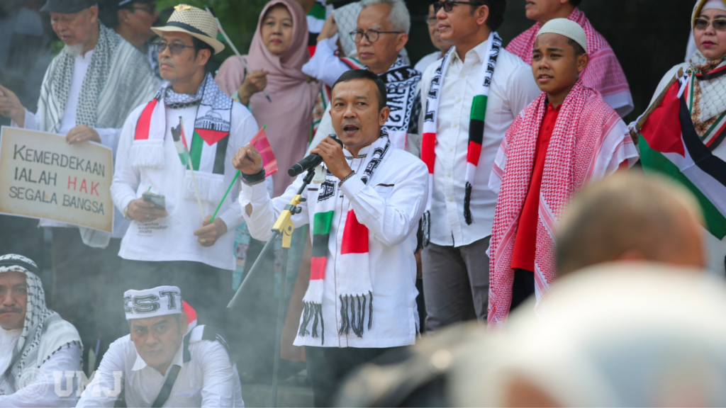 Kiri ke kanan: Ketua LPP-AIK UMJ Drs. Fakhrurazi, MA., Wakil Dekan II FISIP UMJ Djoni Gunanto, M.Si., dan Siswa Kelas Delapan SMP Labschool FIP UMJ Davine Arsa Fairuz saat bergantian menyampaikan orasi Aksi Bela Palestina dan Kutuk Israel di Plaza FISIP UMJ, Selasa (07/05/2024). (Foto: KSU/M.H Fahmi)