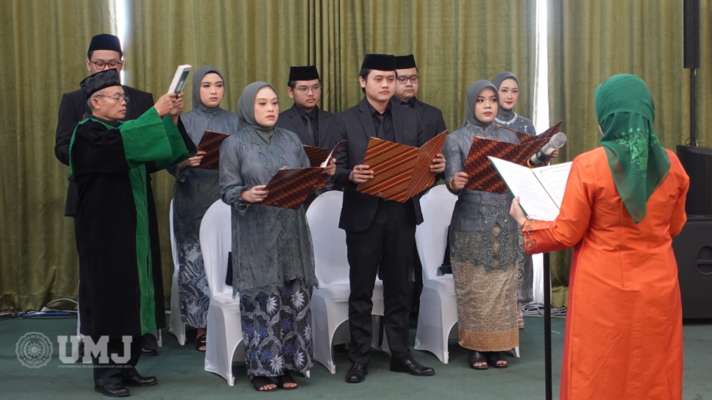 Delapan dokter lulusan Program Studi Profesi Dokter melakukan sumpah yang dipimpin oleh Dekan FKK UMJ Dr. dr. Tri Ariguntar Wikaningtyas, SpPK., di Aula dr. Syafri Guricci, Rabu (08/01/2024). (Foto: Qithfirul Fahmi)