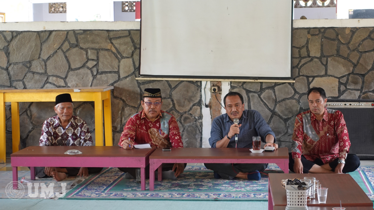 Rektor UMJ Prof. Dr. Ma'mun Murod, M.Si (Kiri ketiga) saat menyampaikan sambutannya dalam acara Halal Bi Halal PDM Kabupaten Brebes ditemani Ketua didaksmen Surono, M.Pd (Kiri Pertama), Ketua FKKSM Andri Aziz (Kiri Kedua) dan Anggota didaksmen Fakih (kanan) Sahabat Alam Bumi Ayu, Jum'at (10/5/2024). (Foto: KSU/Fazri Maulana)