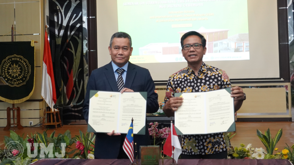 Wakil Rektor I UMJ Dr. Muhammad Hadi, S.Kp., M.Kep., (kanan) bersama CEO IISM Tuan Haji Khaharuddin Abdul Rahman usai penandatanganan nota kesepahaman di FKK UMJ, Selasa (14/5/2024) (Foto: KSU/Fari Maulana)