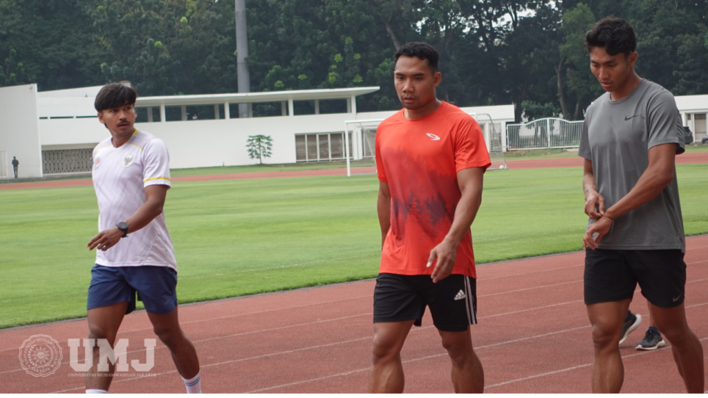 Mahasiswa POR FIP UMJ Wahyu Setiawan berlatih di Stadion Madya, Senayan, Selasa (05/05/2024). (Foto: KSU/Qithfirul Fahmi)