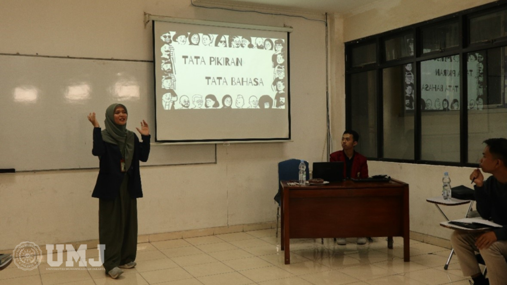 Reporter KSU UMJ Dinar Meidiana saat menyampaikan materi Kelas Menulis di Al-Biruni 1 FT UMJ, Rabu (15/05/2024) (Foto: Dok.IMM FT UMJ)