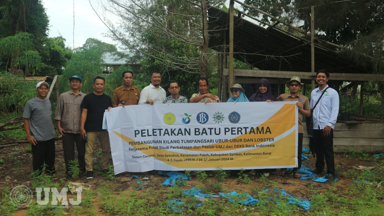 Kanan ke kiri: Kades, rektor UP Pontianak, ketua PDM Sambas Minhani, Ketua kelompok Nelayan Nedi Jaini, ketua PSPP Dr. Endang Rudiatin, M.Si., ketua LPPM UM Pontianak Fadhillah, Prodi Kelautan UM Pontianak Rudi Alfian dan Gema Fitriyano Peneliti PSPP 16-17 januari 2024 di Desa Sebubus, Paloh, Sambas, Kalimantan Barat. (Foto: Dok.Pribadi)