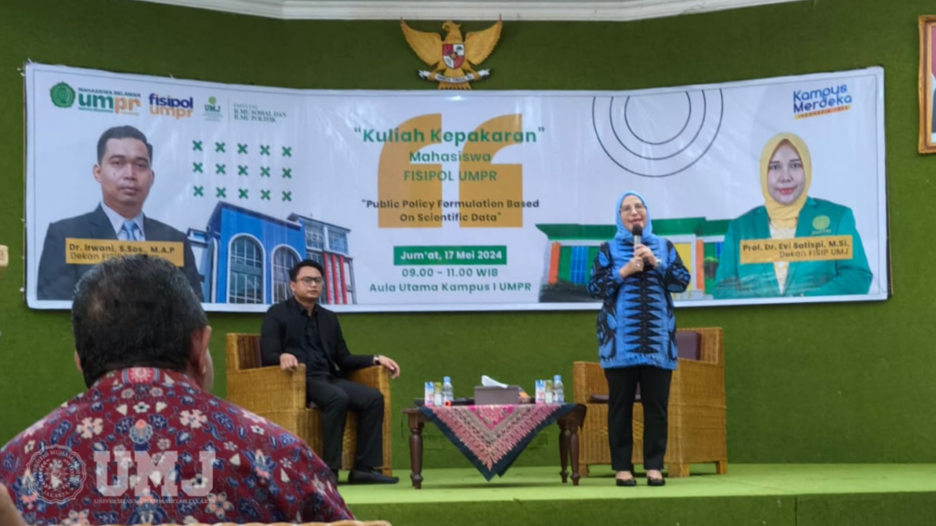 Dekan FISIP UMJ Prof. Dr. Evi Satispi, M.Si., (baju biru) saat hadir menjadi narasumber Kuliah Kepakaran di Fisipol UMPR, Palangkaraya, Jum'at (17/05/2024). (Foto: SS Youtube)