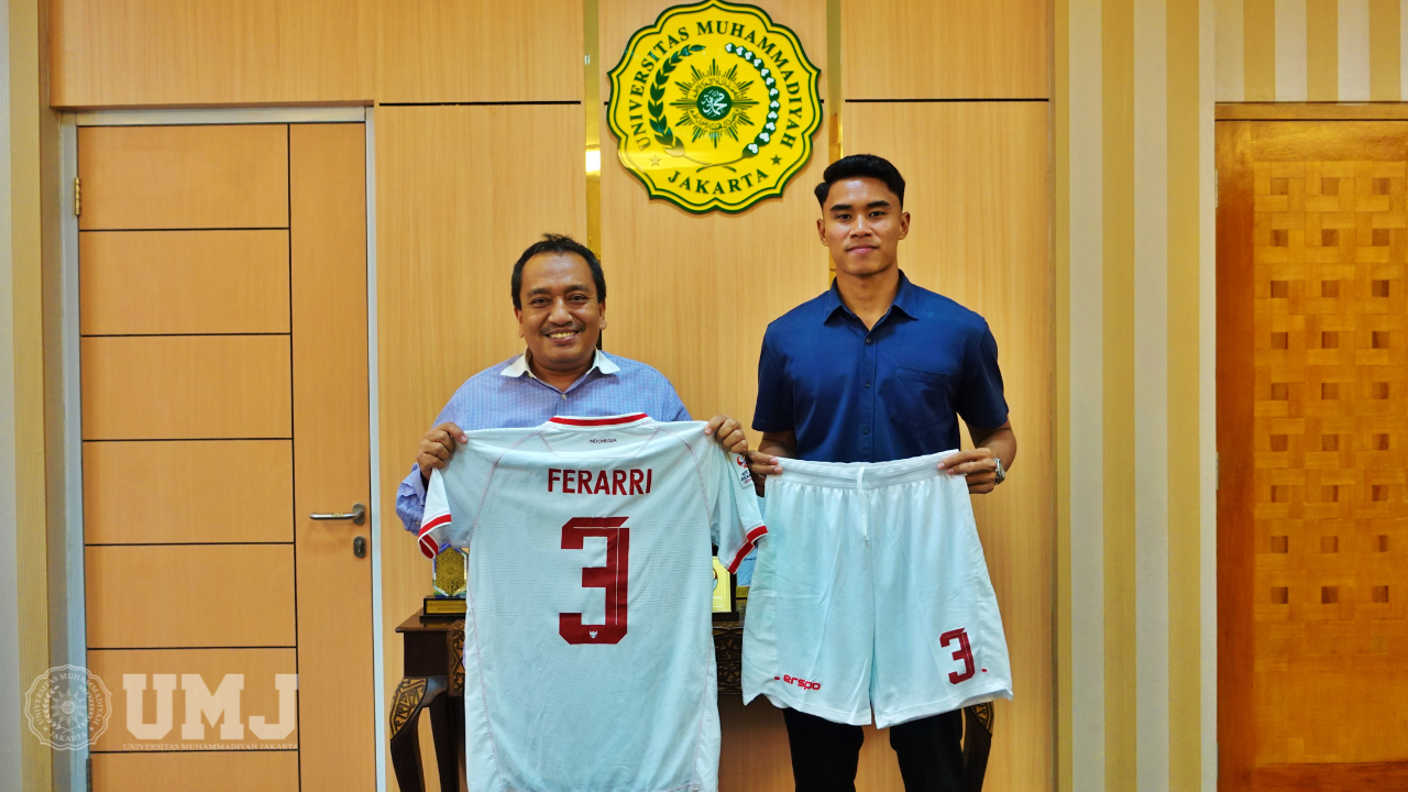 Rektor UMJ Prof. Dr. Mamun Murod, M. Si., berfoto bersama usai mendapatkan jersi timnas Indonesia dari pemain Timnas U-23 Muhammad Ferrari yang dipakai saat pertandingan perempat final Piala Asia U-23, Senin (20/05/2024). (Foto: KSU/Qithfirul Fahmi)