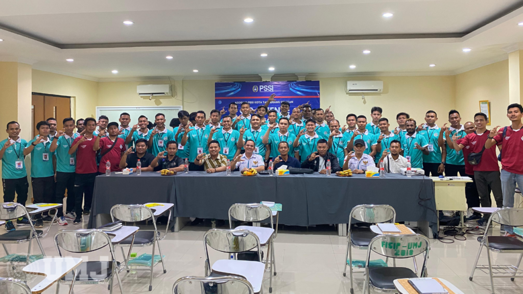 Wakil Rektor IV Dr. Septa Candra, SH.MH didampingi Wakil Ketua Askot PSSI Tangerang Selatan Muhammad Dion, SH beserta jajaran berfoto bersama peserta pelatihan wasit C-3 di Training Center UMJ, Senin (20/5/2024). (Foto : KSU/Fazri Maulana)
