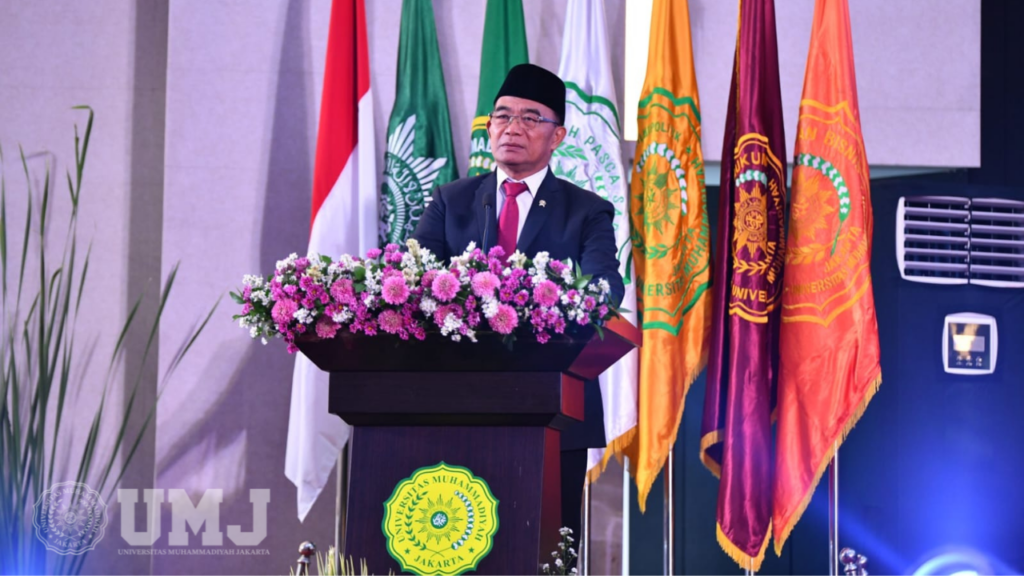 Menteri Koordinator Bidang Pembangunan Manusia dan Kebudayaan Prof. Dr. Muhadjir Effendy, M.A.P, saat menyampaikan sambutannya pada Wisuda ke-79 di Auditorium K. H. Ahmad Azhar Basyir, Gedung Cendekia UMJ, Kamis, (30/5/2024).