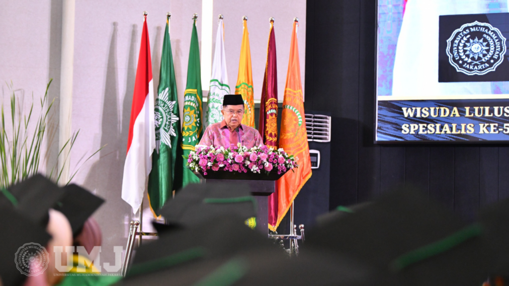 Wakil Presiden ke-10 dan ke-12 Republik Indonesia Dr. (HC) Drs. Muhammad Jusuf Kalla saat menyampaikan sambutannya pada Wisuda ke-79 di Auditorium K. H. Ahmad Azhar Basyir, Gedung Cendekia UMJ, Kamis, (30/5/2024) (Foto : KSU/M.H Fahmi)
