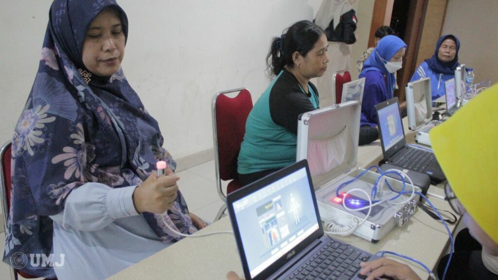 Warga Kampung Poncol mengikuti Cek Kesehatan Gratis yang digelar oleh IMM FH UMJ bersama Apotek Proxy di Aula FH UMJ, Sabtu (04/05/2024). (Foto: KSU/Qithfirul Fahmi)
