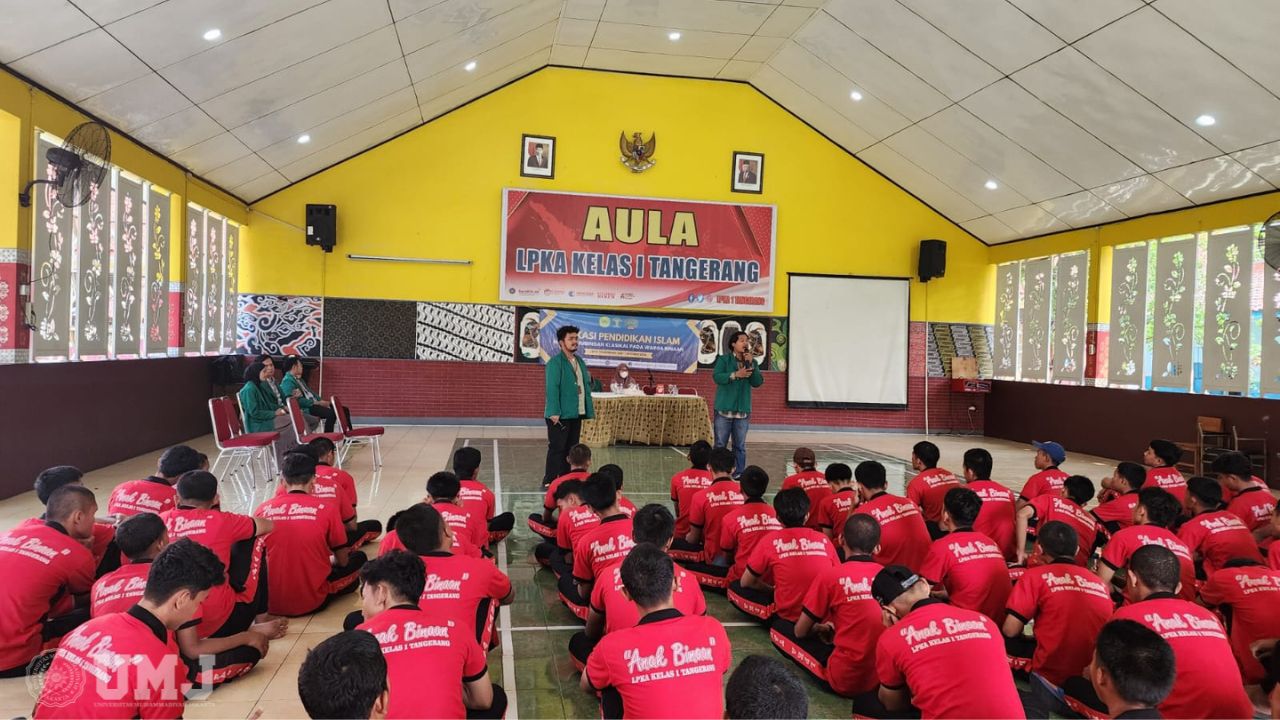 Mahasiswa PAI FAI UMJ Marco dan Khairul mengisi materi di Aula LPKA Kelas 1 Tangerang, Senin (06/05/2024). (Foto: KSU/Qithfirul Fahmi)
