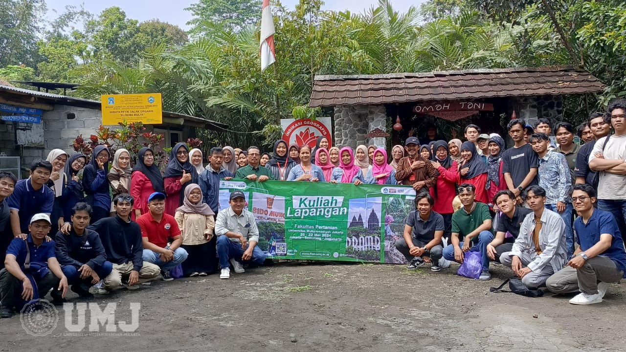 Mahasiswa Prodi Agroteknologi dan Agribisnis FTan UMJ angkatan 2022 bersama dosen dan kelompok tani Kusuma Mulya di Kebun Salak Omah Tani, Kabupaten Sleman, Daerah Istimewa Yogyakarta, Rabu (22/05/2024).