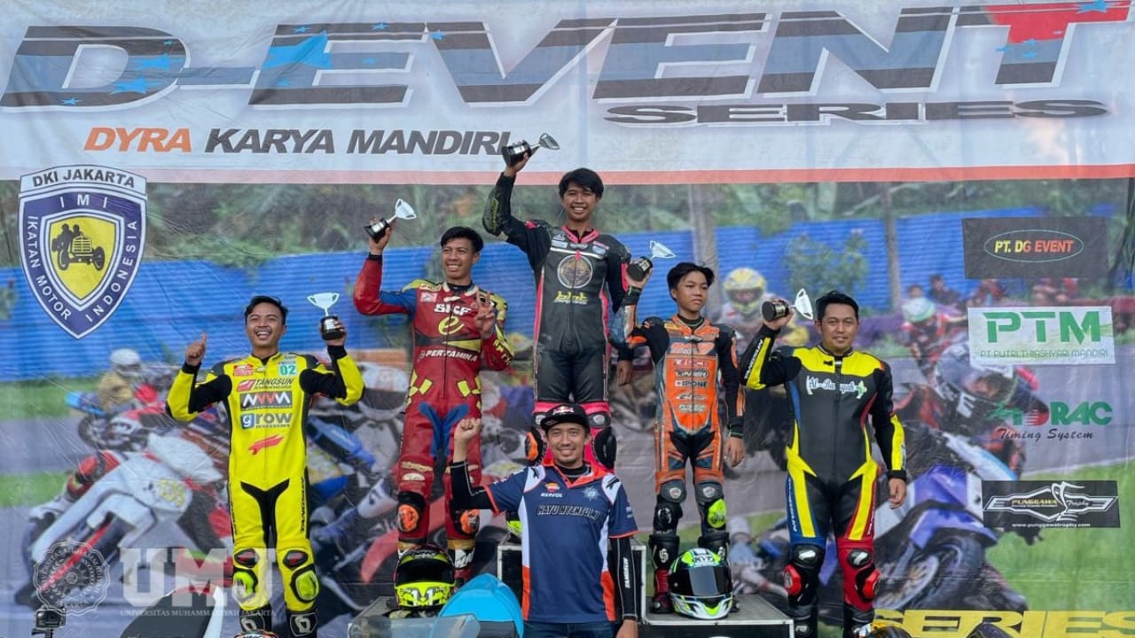 Mahasiswa FTan UMJ Reza Firdaus (tengah) usai menyabet podium pertama di ajang balap motor D-Event Series ke-3 di Sentul Karting Circuit, Minggu, (26/05/2024).