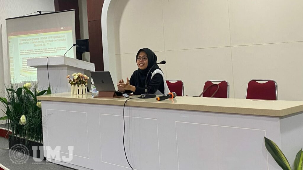 Kepala (ULKSP) UMJ Puan Dinaphia Yunan, SH., MH. saat menjadi pemateri di Aula FH UMJ, Rabu (29/05/2024).