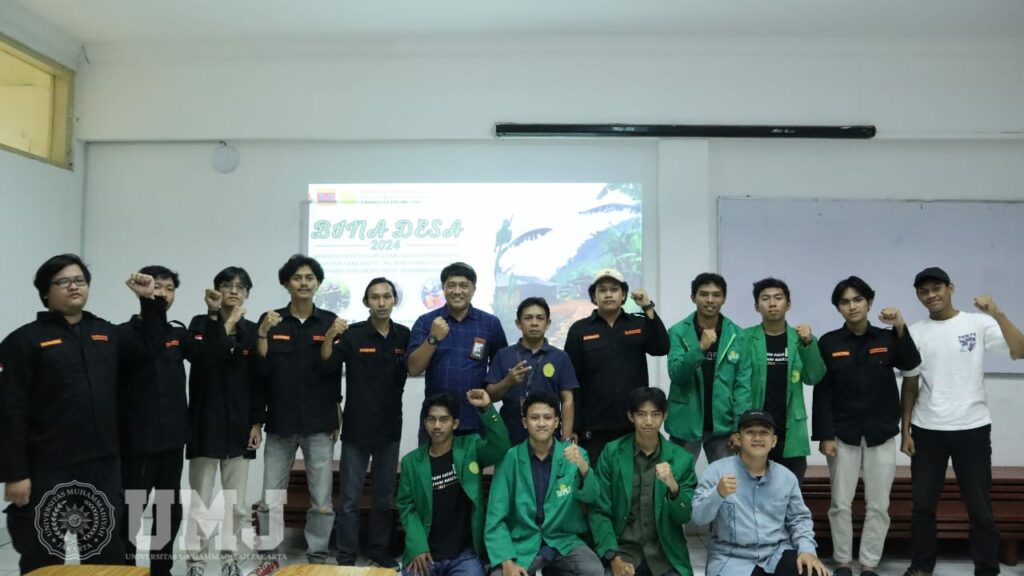 Kaprodi Teknik Mesin FT UMJ Ir. Sulis Yulianto, ST., MT., dan Wadek III FT UMJ Ir. Harwidyo Eko Prasetyo, ST., MT. (Tengah Biru dongker) dengan Panitia Bina Desa HMM di Bina Desa Ruang Al-Bathani FT UMJ, Rabu (26/06/2024). Dok. Akbar Filayati.