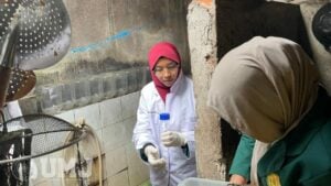 Dosen FKK UMJ dr. Rayhana, M.Biomed. (pakai jas lab), saat melakukan pengujian kualitas air di RW 05, Kelurahan Rawamangun, Kecamatan Pulogadung, Jakarta Timur, Rabu (12/06/2024).