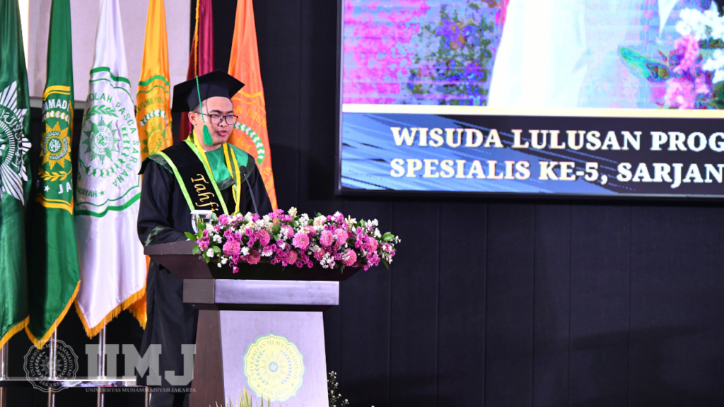 Ibrahim wisudawan hafiz terbaik program sarjana saat menyampaikan pidato kelulusan pada wisuda Universitas Muhammadiyah Jakarta (UMJ) ke-79 di Auditorium KH. Azhar Basyir, MA, Gedung Cendikia, Kamis (29/5/2024). (Foto: KSU/M.H Fahmi)
