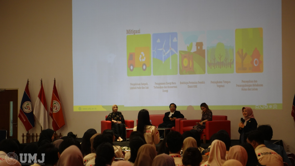 Dosen Public Relations FISIP UMJ sekaligus Kepala Kantor Sekretariat Universitas (KSU) UMJ Dr. Tria Patrianti, M.I.Kom., saat berdiskusi bersama mahasiswa UPJ dalam seminar nasional bertajuk Empowering Urban Synergy For Future Growth di Aula UPJ Gedung B,