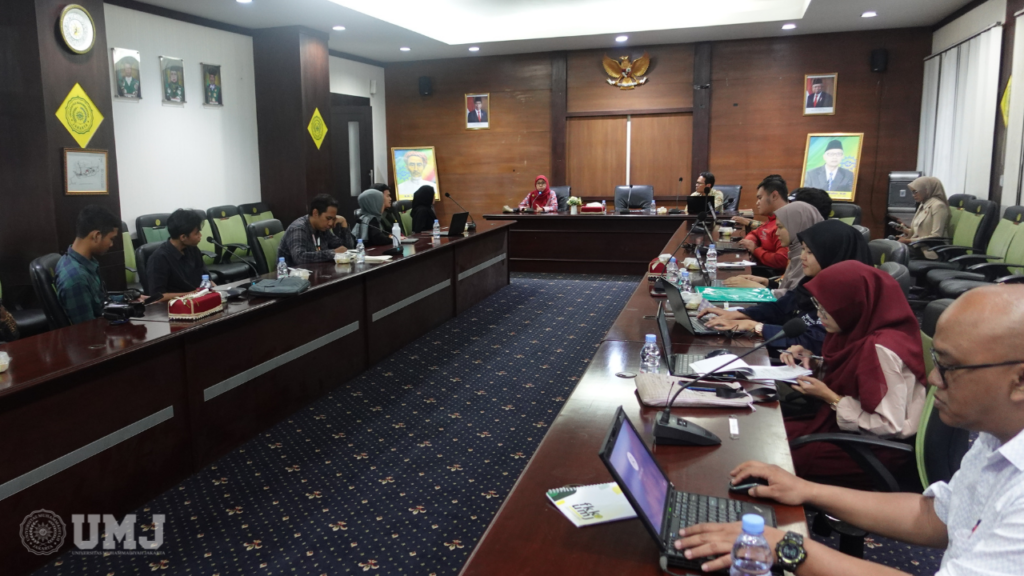 Wakil Rektor II UMJ Dr. Mutmainah, MM., bersama Deni Muliya Barus, M.I.Kom., Editor Media Digital Kompas.tv dalam Pelatihan Kepenulisan Kehumasan bagi Tendik di Ruang Rapat, Gedung Perintis, Rektorat Lama Lt.1, Jumat (7/6/2024).