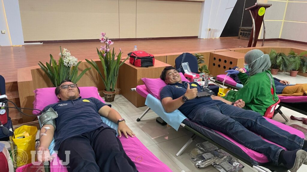 Dekan FT UMJ Dr. Ir. Irfan Purnawan S.T., M.Chem.Eng dan Wakil Dekan III FT UMJ Ir. Harwidyo Eko Prasetyo, S.T., M.T., saat donor darah dalam kegiatan yang diselenggarakan oleh IMM FT UMJ bersam PMI Jakarta Pusat di Aula Djoenda, Fakultas Teknik UMJ, Rabu (19/6/2024).