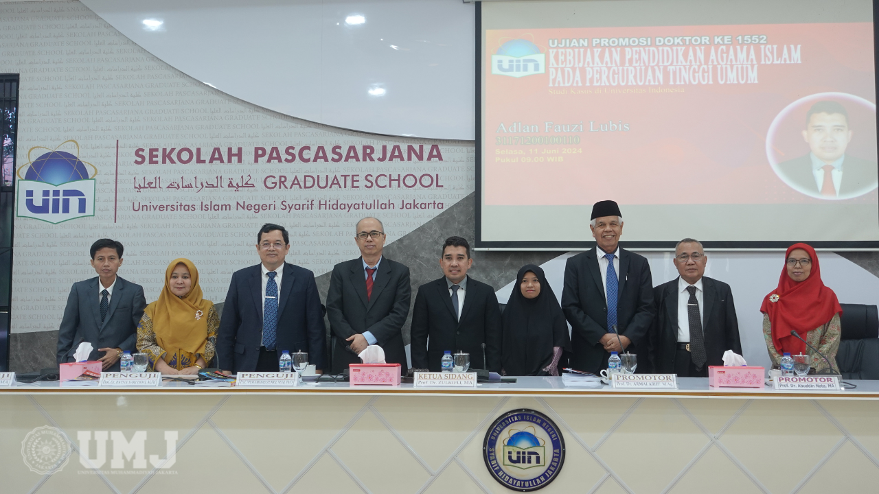 Kaprodi FAI UMJ berfoto bersama promotor dan penguji usai sidang promosi doktor