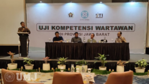 Dosen Magister Ilmu Politik FISIP UMJ Dr. Asep Setiawan saat memberikan kegiatan Uji Kompetensi Wartawan di Bandung, Jawa Barat, pada Sabtu (22/06/2024). (Foto: Dok.Pribadi)