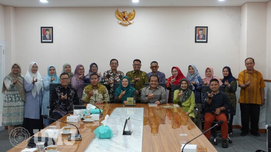 Di tengah: Rektor UINSU Prof. Dr. Nurhayati, M.Ag., dan Rektor UMJ Prof. Dr. Ma'mun Murod, M.Si., bersama jajaran usai menandatangani nota kesepahaman di Ruang Rapat Lantai 3, Gedung Muhammadiyah Civilization Center UMJ, Rabu (26/06/2024).