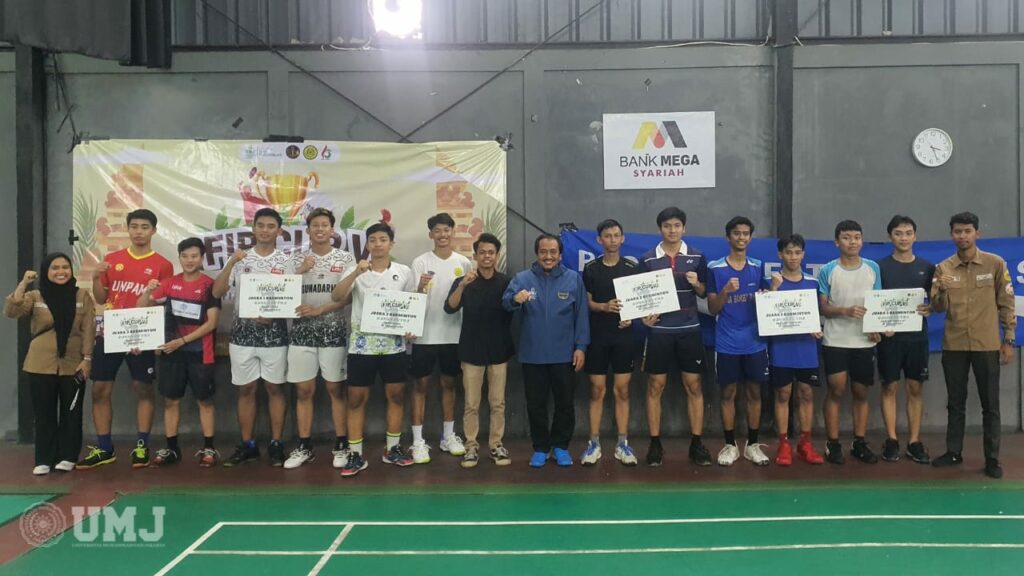 Rektor UMJ Prof. Dr. Ma'mun Murod, M.Si. bersama siswa dan mahasiswa yang menjuarai turnamen badminton FIP Cup V, Rabu (26/06/2024) di Hall Badminton Foodcourt UMJ.