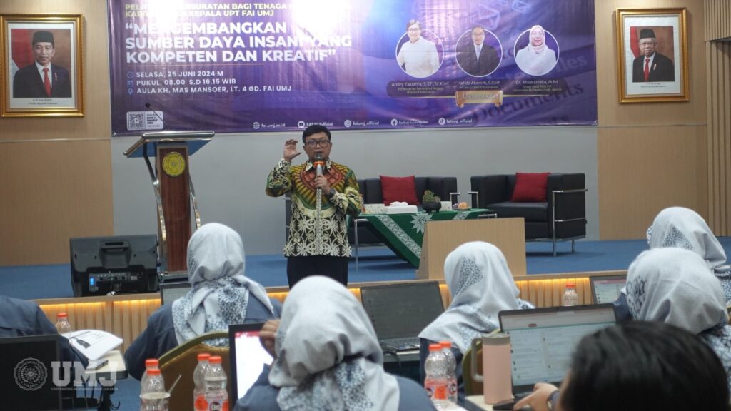 Andry Zakariya, S.ST., M.Kom. dari Kementerian Sekretariat Negara RI saat menjadi narasumber pelatihan Pelatihan Persuratan di Auditorium KH. Mas Mansoer Lantai 4 Gedung FAI UMJ, Selasa (25/06/2024). (Foto: KSU/Dinar Meidiana)