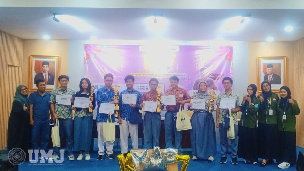 Dewan juri, peserta final KMAP, dan perwakilan HIMATIKA FIP UMJ usai memberikan hadiah penghargaan di Auditorium FAI UMJ, Sabtu (01/06/2024).