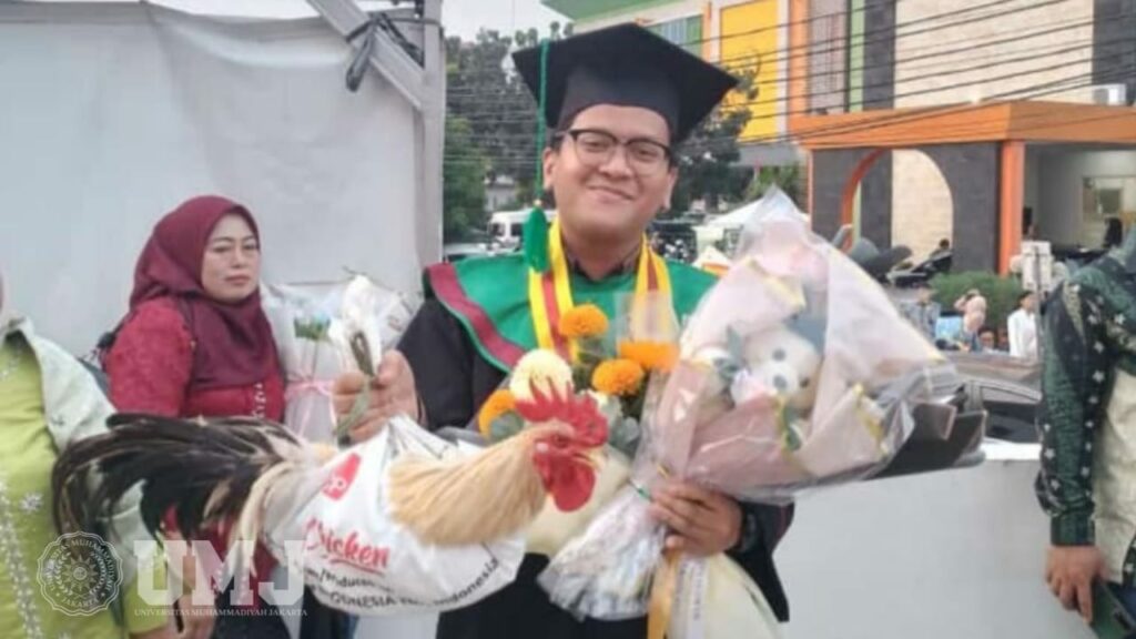 Wisudawan FH UMJ Gibran Erdiansyah menerima seekor ayam jago hidup pasca wisuda di Auditorium K. H. Ahmad Azhar Basyir, Gedung Cendekia UMJ, Kamis (30/06/2024).