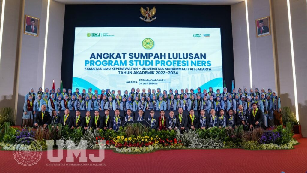 Upacara Angkat Sumpah Ners 2023-2024 di Auditorium K. H. Ahmad Azhar Basyir, Gedung Cendekia UMJ, Selasa (04/06/2024).