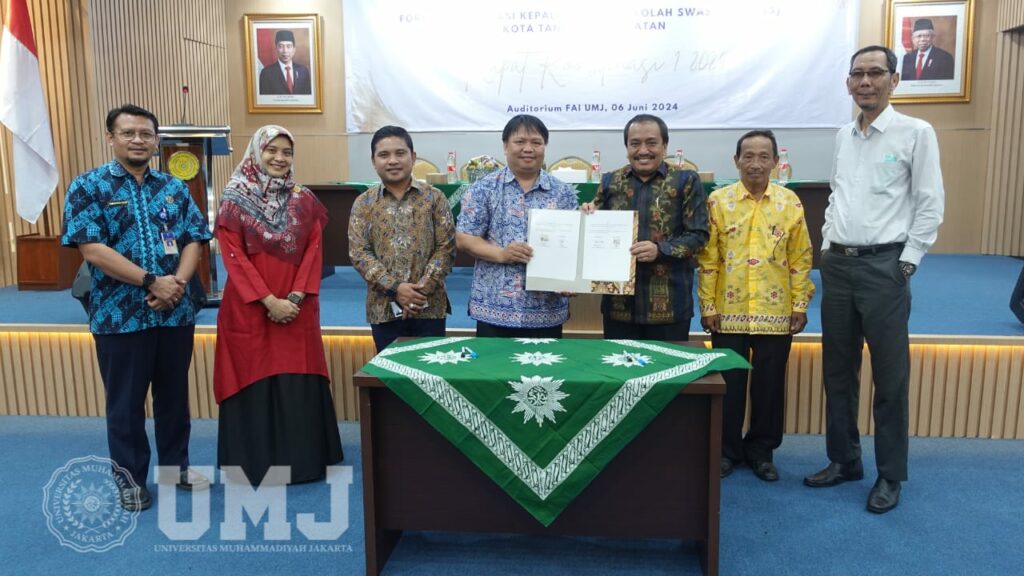 Kepala KCD Kota Tangerang Selatan Teguh Setiawan, S.Pd., M,Si., Kaprodi Perbankan Syariah FAI UMJ Dina Febriani Darmansyah, SE., MM., Wakil Rektor IV UMJ Dr. Septa Chandra, SH., MH., Ketua FKKSS SMA Kota Tangerang Selatan Hafis Umar, SE., Rektor UMJ Prof. Dr. Ma'mun Murod, M.Si., Pembina FKKSS Zaenudin, S.Pd., dan Wakil Dekan III FAI Nurhadi, S.Ag., MA. usai teken MoU di Auditorium K. H. Mas Mansur, FAI UMJ, Kamis (06/06/2024).