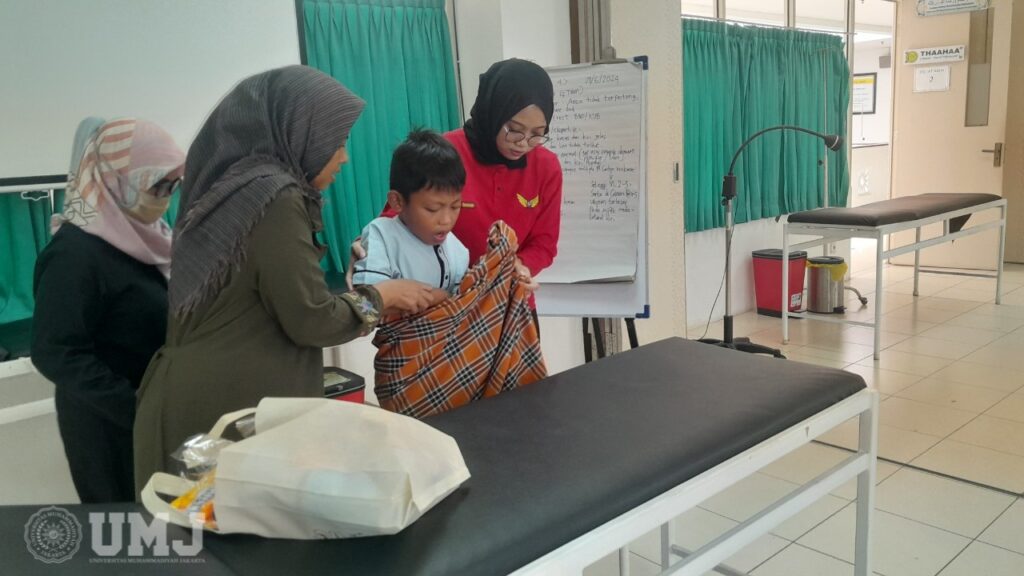 Gilang Rizky Saputra (9 tahun) di Ruang Observasi Lantai 3 Gedung FKK UMJ seusai sunat, Sabtu (22/06/2024). (Foto: KSU/Dinar Meidiana)