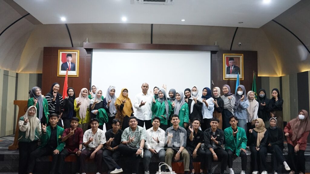 Ketua Harian (YAICI) Arif Hidayat, S.E., M.M, (tengah) Dosen spesiais anak FIK UMJ Dr. Nyimas Heny Purwaty, M.Kep., Ns., Sp. Kep.an (tengah kiri) bersama para peserta usai Seminar kesehatan pencegahan stuntingBEM FIK UMJ diselenggarakan secara hybrid di Auditorium Rufaidah FIK UMJ, Jumat (12/7/2024). (Foto: Dok.Pribadi)