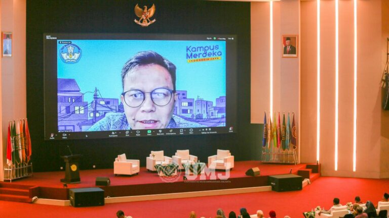 Kepala LLDIKTI Wilayah III Prof. Dr. Toni Toharudin, S.Si., M.Sc. saat menyampaikan sambutan secara daring kepada peserta Bimtek di di Aula K.H. Ahmad Azhar Basyir Gedung Cendekia, Universitas Muhammadiyah Jakarta (UMJ) pada Selasa (23/07/2024).