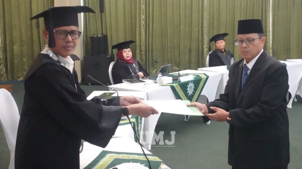 Dosen UMJ sekaligus Promotor Prof. Dr. Irwan Prayitno, M.Sc. (kiri) menyerahkan tanda kelulusan kepada Lutfan Son'any (kanan) sebagaI Doktor Ilmu Manajemen Pendidikan Islam di Auditorium dr. Syafri Guricci, Senin (29/07/2024). (Foto: KSU/Qithfirul Fahmi)