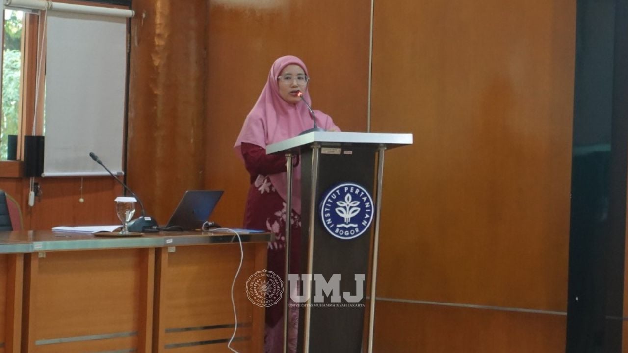 Dosen FIP UMJ Ismah, M.Si. saat memaparkan disertasinya dalam Sidang Promosi Doktor Bidang Statistika di Ruang 202 Gedung Sekolah Pascasarjana IIPB, Kamis (25072024).