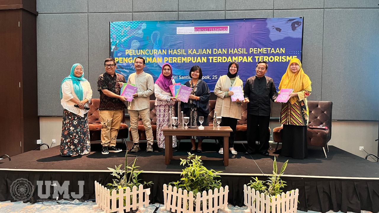 Dosen FISIP UMJ Debbie Affianty, M.Si., bersama para periset dalam buku pemetaan pengalaman perempuan terdampak aksi terorisme saat peresmian di Hotel Santika, Depok, Sabtu (25/6/2024) (Foto: Dok. Pribadi)