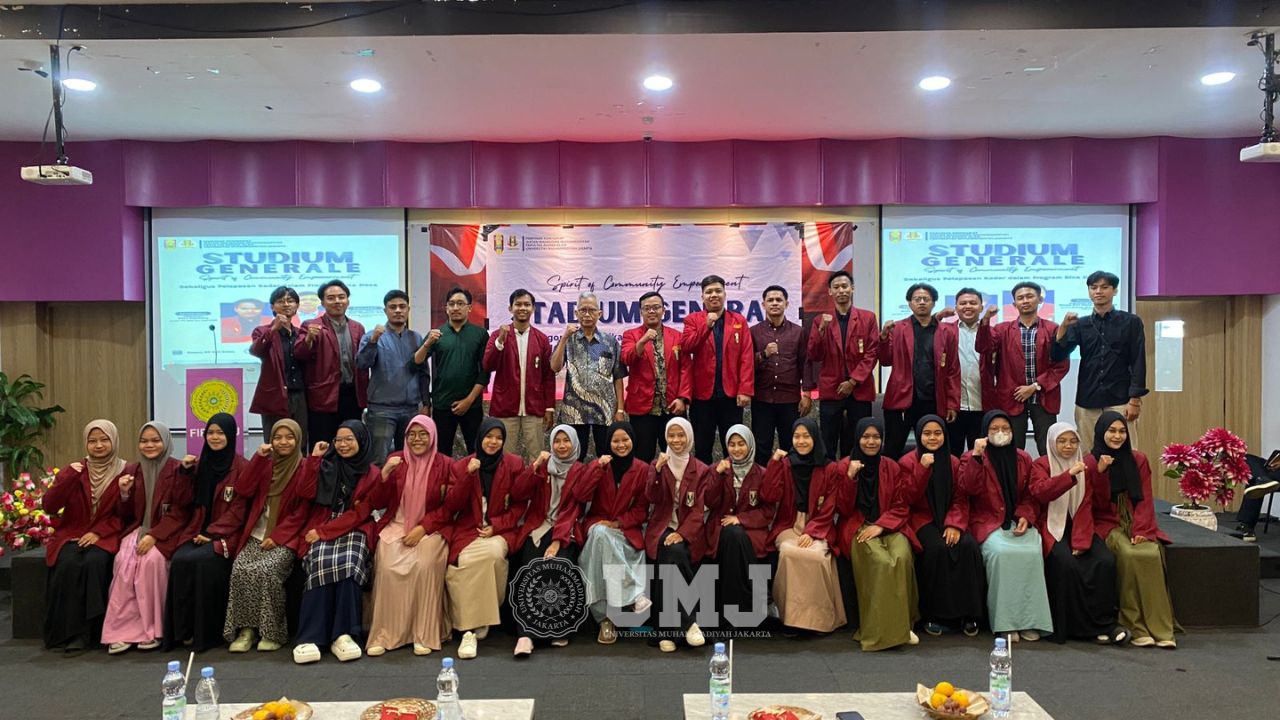 Dekan FAI UMJ Dr. Sopa, M.Ag., (batik putih) bersama jajaran IMM FAI UMJ, IMM Cabang Cirendeu, dan IMM DPD DKI Jakarta saat pembukaan Bina Desa sekaligus pelepasan kader di Auditorium Fakultas Ilmu Pendidikan, Sabtu (20/07/2024). (Foto: Dok.Pribadi)