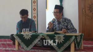 Kiri ke kanan: Sekretaris LPP-AIK UMJ Mulkan Habibi, M.I.Kom dan Ketua LPP-AIK UMJ Drs. Fakhrurazi, MA. saat menjadi Pemateri Kajian Rutin di Masjid At-Taqwa, Jum'at (19/07/2024).