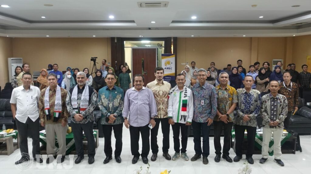 Rektor UMJ Prof. Dr. Ma'mun Murod, M.Si. (kemeja ungu) bersama narasumber dan peserta Konferensi Internasional Palestina di Aula Kasman Singodimedjo FISIP UMJ, Rabu (03/07/2024).