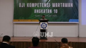 Dr. Roni Tabroni, M.Si., saat sambutan dalam pembukaan UKW Angkatan 10 LUKW UMJ di Auditorium KH Ahmad Dahlan, Sabtu (13/07/2024). (Foto: KSU/Dinar Meidiana)