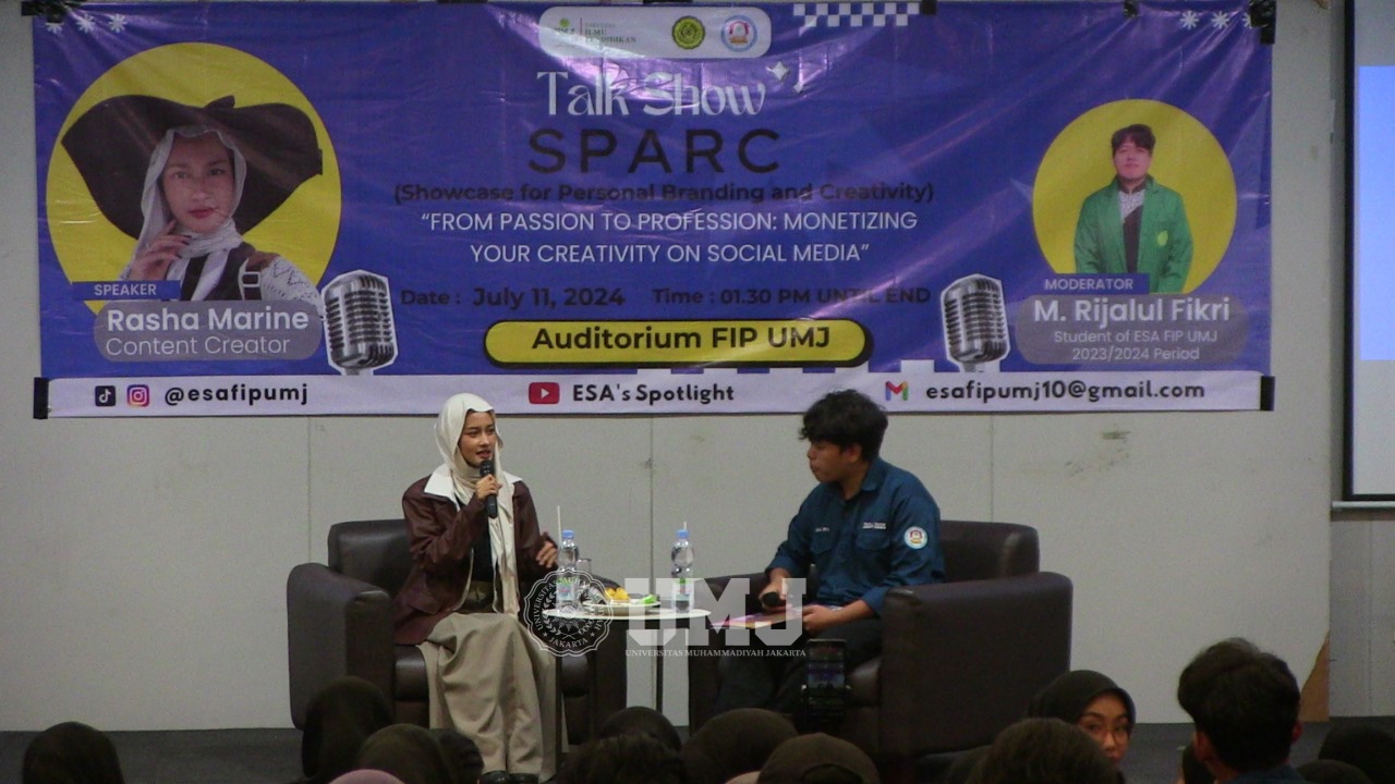 Konten kreator Instagram Rasha Marine (kiri) saat menyampaikan materi membangun personal branding di sosial media dalam kegiatan bertajuk "From Passion To Profession: Monetizing Your Creativity On Social Media" di Auditorium FIP UMJ, Kamis (11/7/2024). (Foto: KSU/ Fazri Maulana)