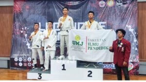 Rafi Syanover Mahasiswa Prodi POR FIP UMJ (kanan tengah memegang bendera) menaiki podium Juara 2 Kejuaraan Jujitsu Tingkat Nasional di Universitas Tarumanegara, Jumat (12/7/2024) (dok:pribadi).