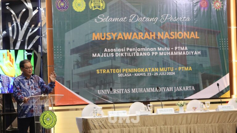 Prof. Dr. Achmad Nurmandi, M.Sc., (Wakil Ketua Majelis Diktilitbang PP Muhammadiyah) saat menyampaikan sambutan pembukaaan Musyawarah Nasional Asosiasi Penjaminan Mutu Perguruan Tinggi Muhammadiyah dan Aisyiyah (AUPMA PTMA) di Auditorium Syafri Gurrici, FKK UMJ, Selasa (23/7/2024) (Foto : KSU/M.H Fahmi)